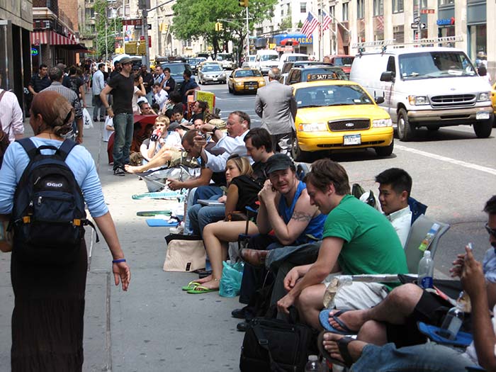 Waiting for iPhones NYC.jpg by Padraic protected by CC BY-SA 2.0